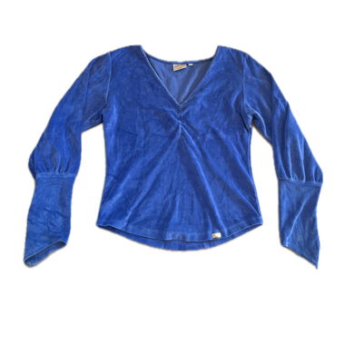 Blaues Top mit V-Ausschnitt