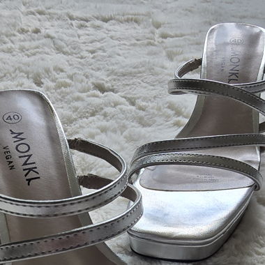 Silberne Keilabsatz-Mules