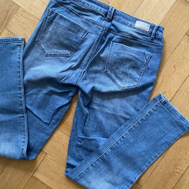 Jeans mit kleinen Punkten