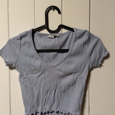Hellblaues Croptop mit V-Ausschnitt