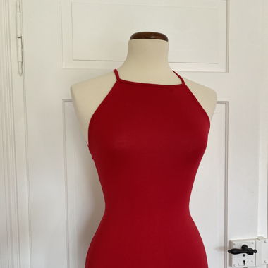 rotes, backless Kleid