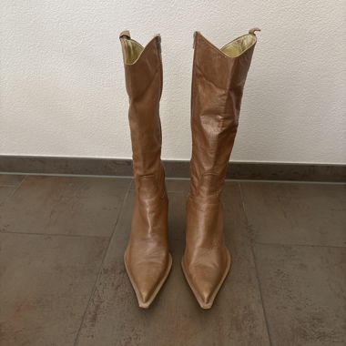 Stivali in pelle marrone con tacco
