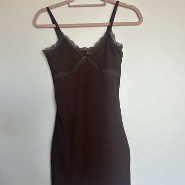 Abito in pizzo marrone