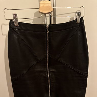 Jupe en cuir noir Sandro
