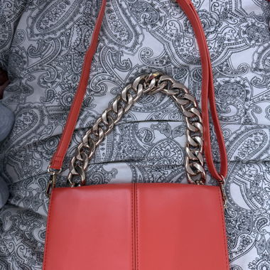 Sac bandoulière orange à chaîne dorée