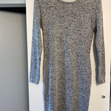 Abito in maglia grigio con maniche lunghe