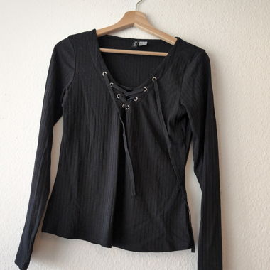 Maglia nera con lacci