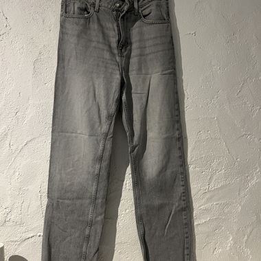 Graue straight jeans