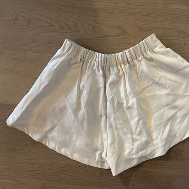 Shorts beiges élégants courts