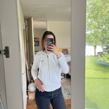 Weisse Kapuzenjacke