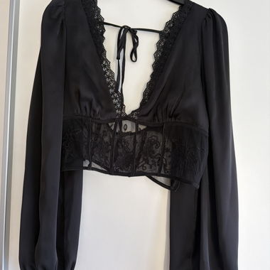 Blusa Nera in Pizzo con Maniche a Palloncino