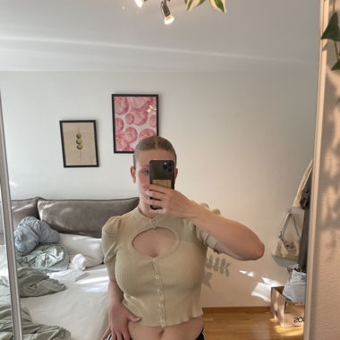 super süsses button up mit cut out