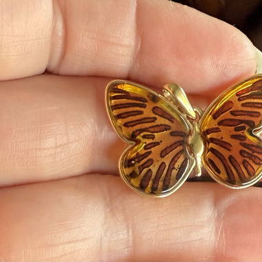 Schmetterling als Anhänger mit Bernstein