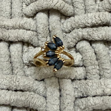 Bague dorée avec pierre en zircon bleu