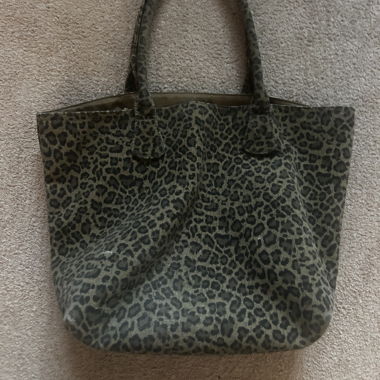 Discreet bag with cheetah print