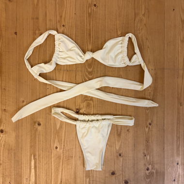 Ensemble de bikini jaune beurre
