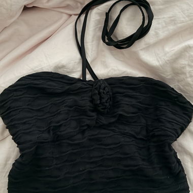 Top bandeau nero con fiore