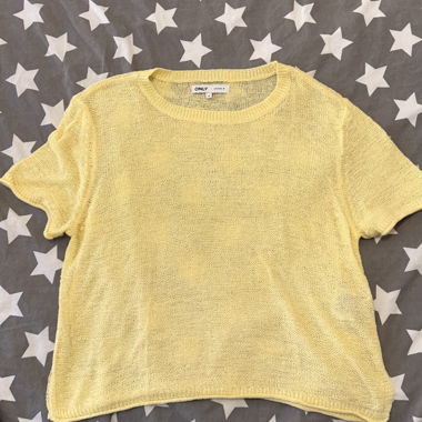 Gelber Strickpullover 