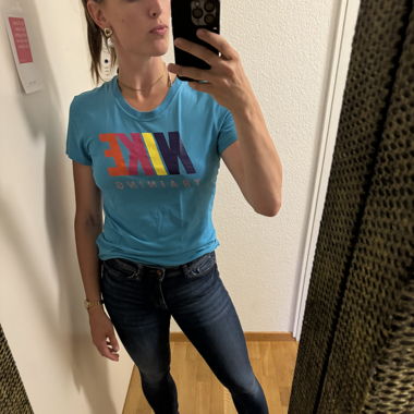 Türkises Nike Shirt mit bunter Aufschrift 