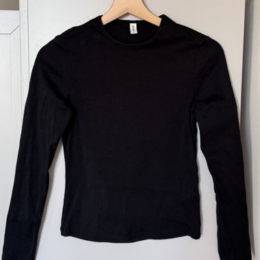 Black fitted longsleeve by Kotn