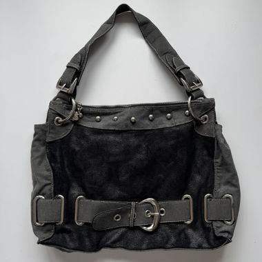 Sac bandoulière noir avec clous et détails ceinture
