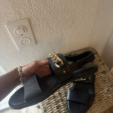 Schwarze Sandalen mit Goldkette