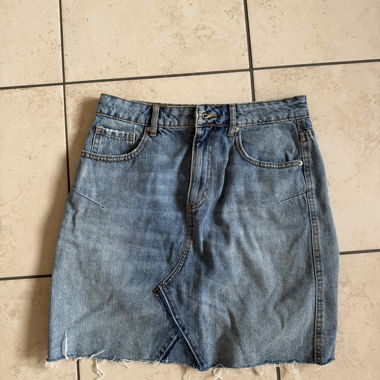 Frayed denim skirt