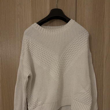 Weisser Pullover