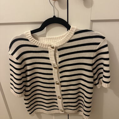 Gestreifte Kurzarm-Strickjacke