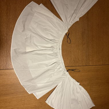 Top bianco con volant e spalle scoperte