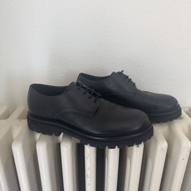 CLASSIC BLACK DERBY
