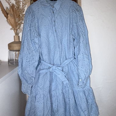YAS - Robe en dentelle bleue avec ceinture