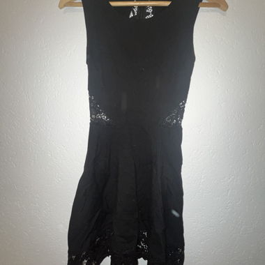 Robe sans manches en dentelle noire