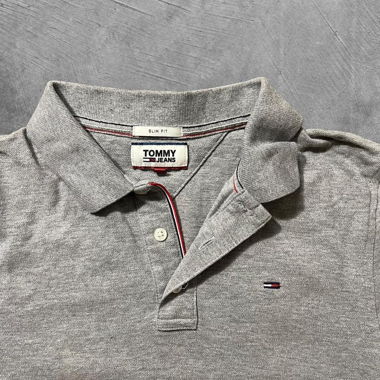 Polo Tommy Jeans gris