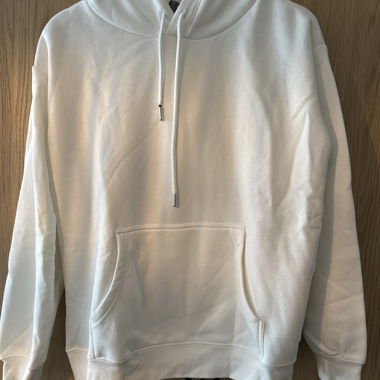 Weisser Hoodie mit Bauchtasche