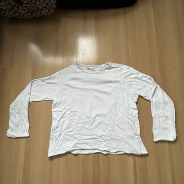 White long-sleeve T-shirt