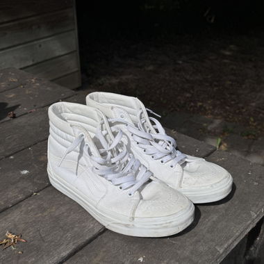 Weiße High-Top Vans