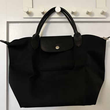 Longchamp Schwarze Handtasche mit Lederdetails