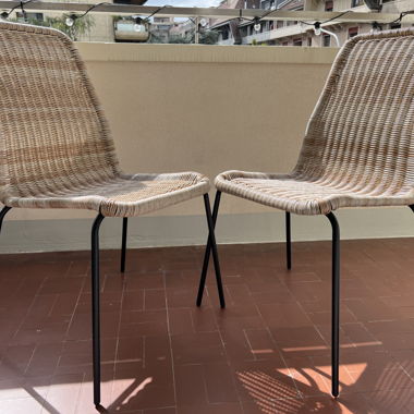 Set aus zwei Stühlen aus Rattan und schwarzem Metall
