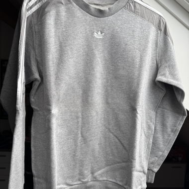 Felpa Adidas grigia con righe