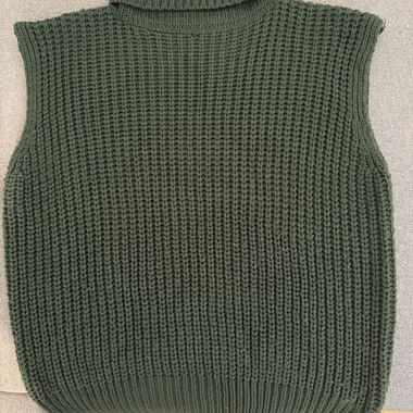 Pull vert au crochet