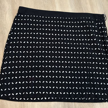 Jupe courte à motifs noir et blanc