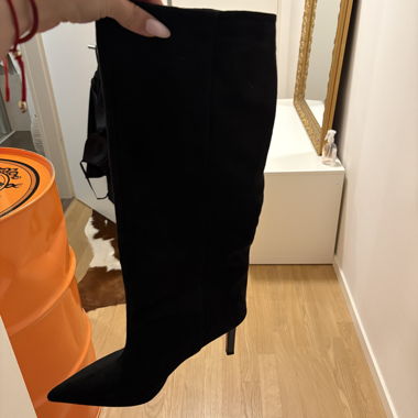 Schwarzer Stiefel mit Absatz