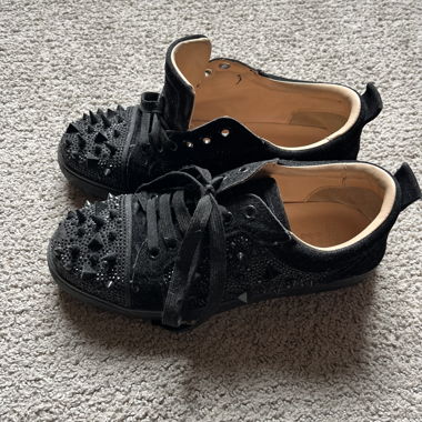 Schwarze Sneaker mit Nieten