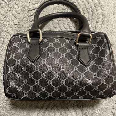 Handtasche mit Monogramm