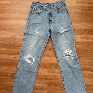 Levis Jeans mit Löchern