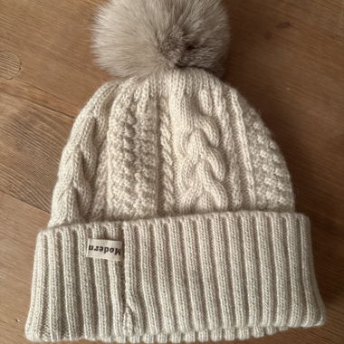 Bonnet en tricot avec pompon