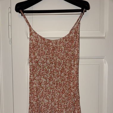 Kurzes Blumenmuster-Kleid mit Shorts-Rock