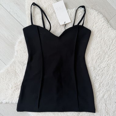 Schwarzes Crop-Top mit Traegern