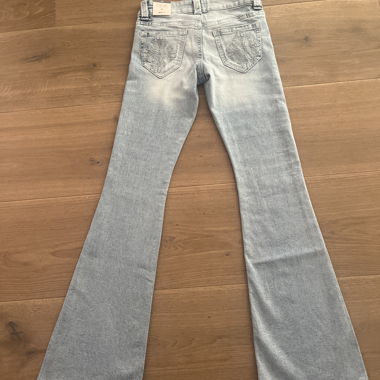 Gina Tricot Low-Waist-Flared-Jeans, neu